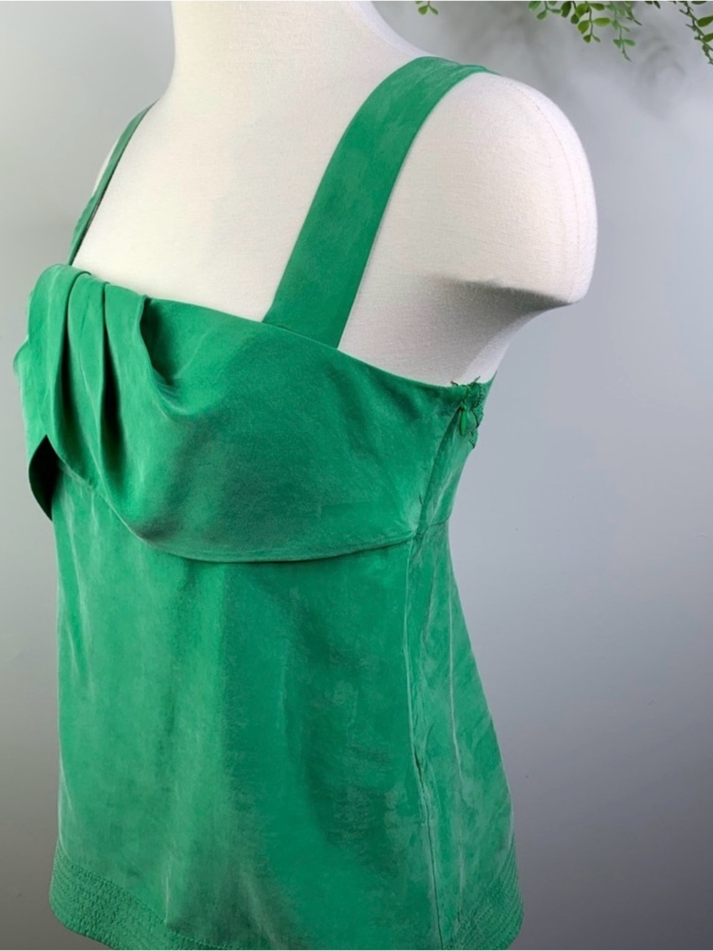 Diane Von Furstenberg Emerald Green Sleeveless Bow Front Top - Picture 4 of 13